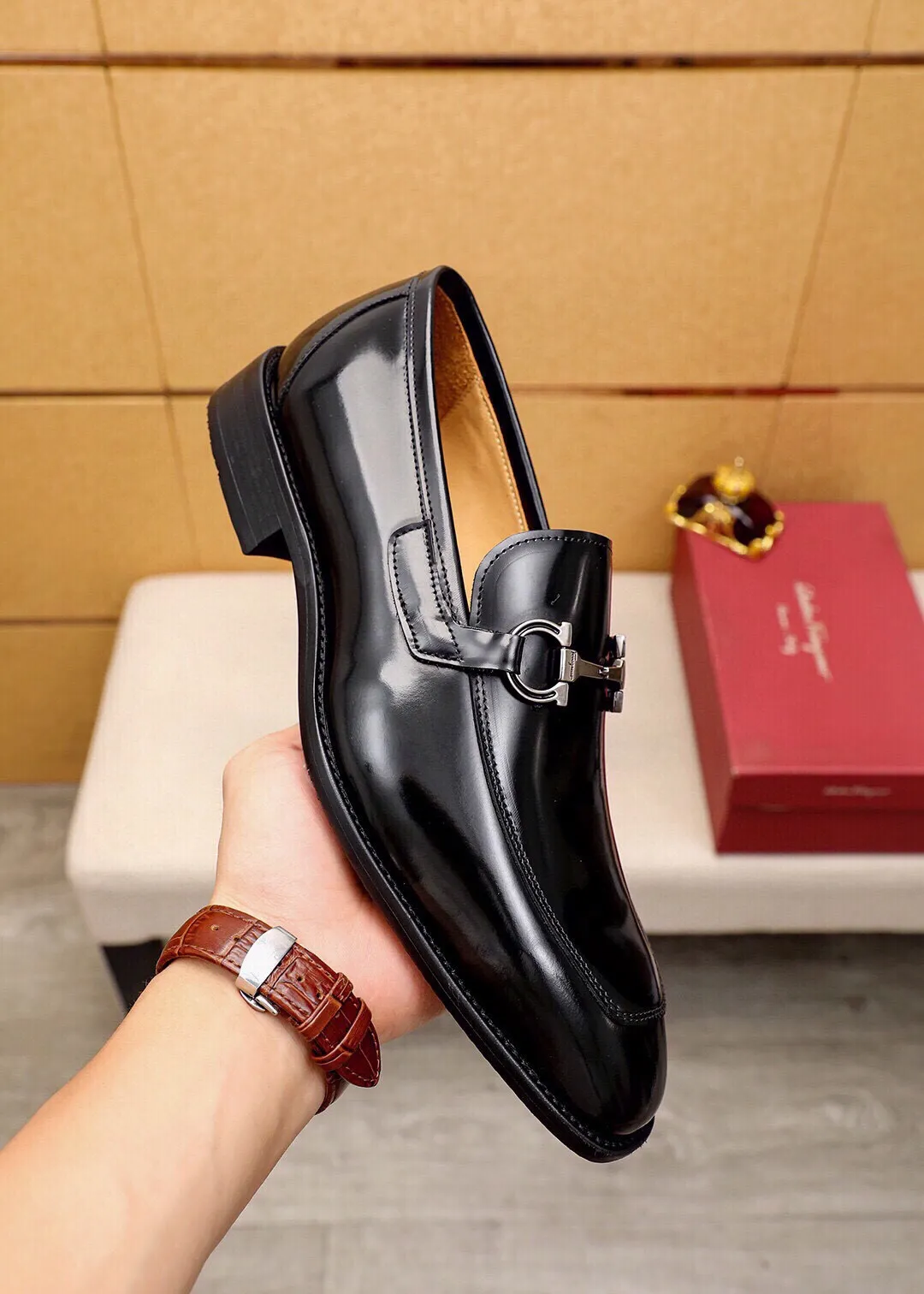Men's shoes 💰480 💐 Product trademark: Ferragamo "Ferragamo" casual leather shoes Regular size: 38-44 (45🉑️customized) Product materials: Selected imported first-layer open-edge beaded cowhide leather upper + luxury hardware buckle, imported water-dyed cowhide leather lining. Strong three-dimensional visual effect, original outsole color: 2 colors available